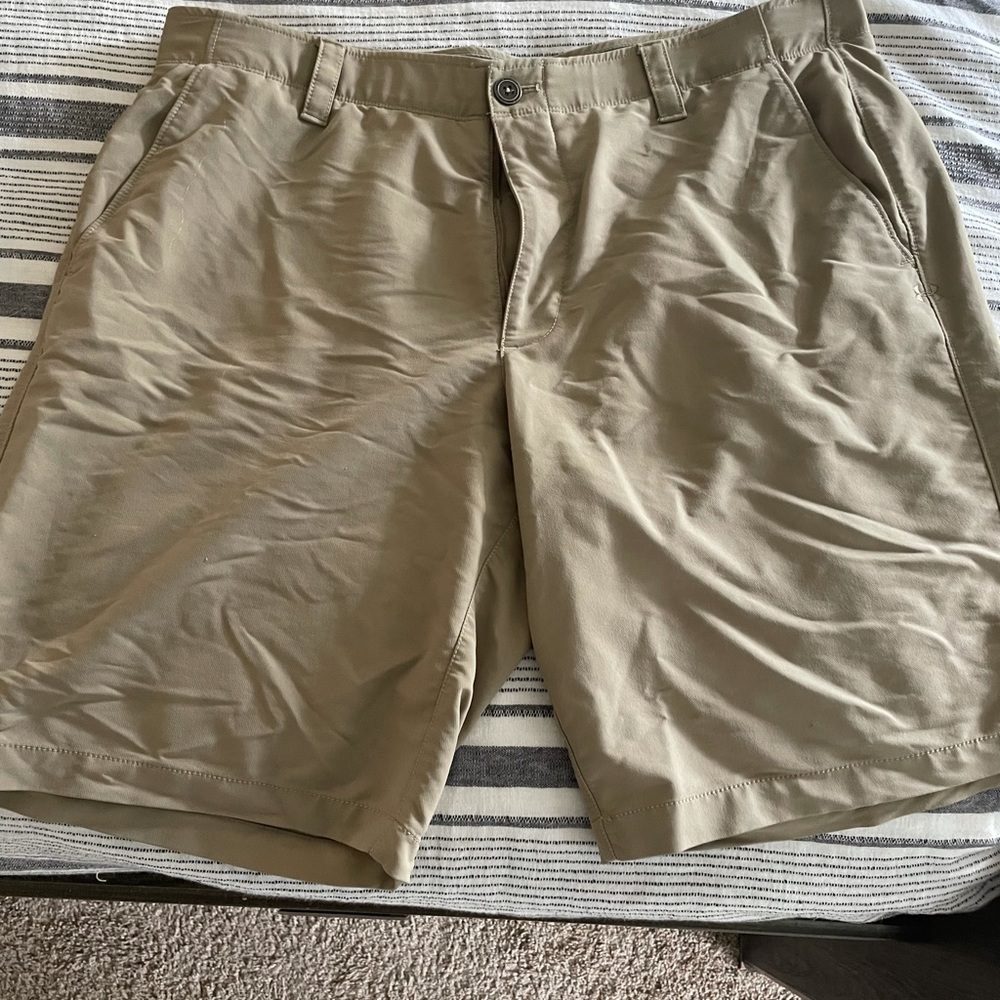 Under Armour shorts khaki size 38